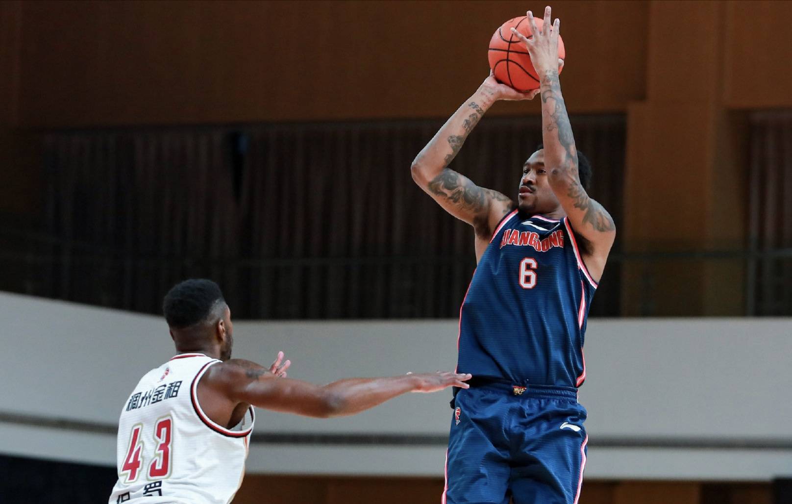 羽毛球公开赛上演强强对话,岭东霹雳队翻盘渝州天虎队,战术调整见效;防守强度拉满的简单介绍 羽毛球公开赛上演强强对话,岭东霹雳队翻盘渝州天虎队,战术调整见效;防守强度拉满的简单介绍